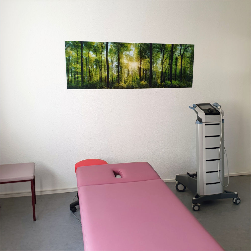Behandlungsraum der Physiotherapie Anajon mit Therapieliege